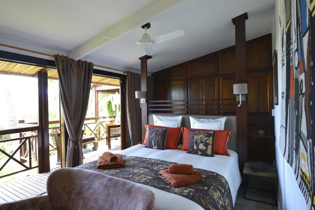 Chambre bois avec accès balcon · © Villa Maido Luxe