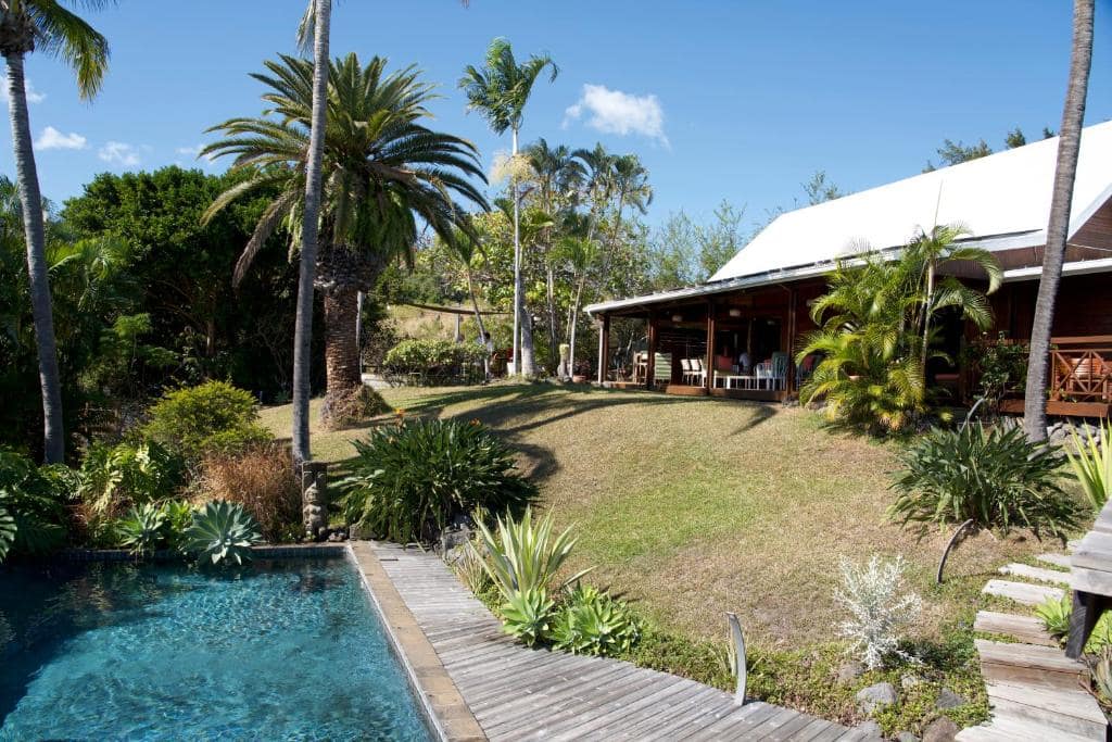 La façade principale, terrasse et jardin · © Villa Maido Luxe