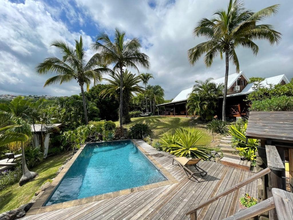 La villa et sa piscine sur les hauteurs de Corbara · © Villa Maido Luxe