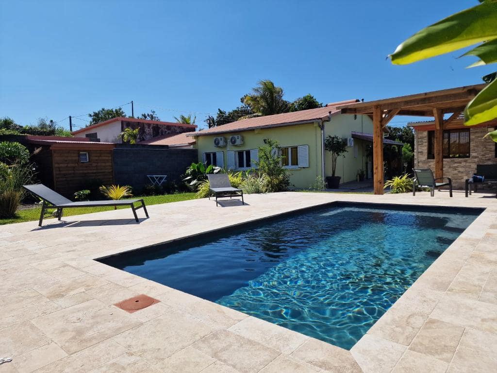 Piscine rectangulaire face à la villa avec pergola bois · © La Villa'mie