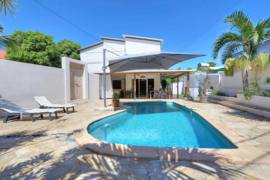 Autre angle sur la piscine et la façade de la villa · © La Villa M&M