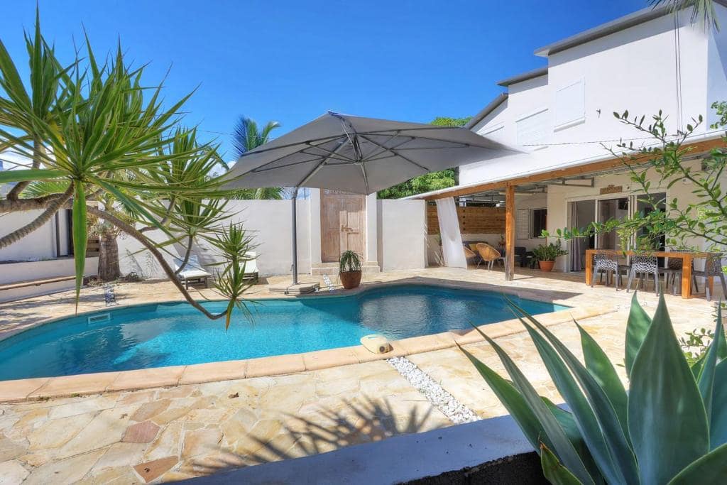 Piscine privée et terrasse couverte de la villa · © La Villa M&M