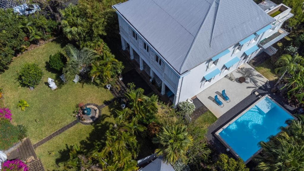 Autre vue aérienne : jardin, allées et piscine bleue · © Villa Myriam