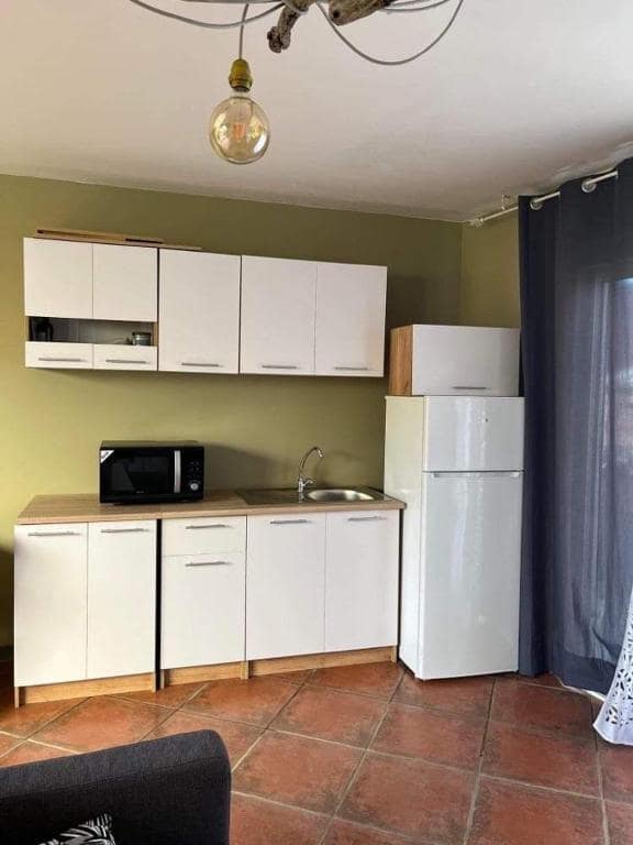 Kitchenette équipée avec micro-ondes et grand réfrigérateur blanc · © Villa Niagara avec Spa