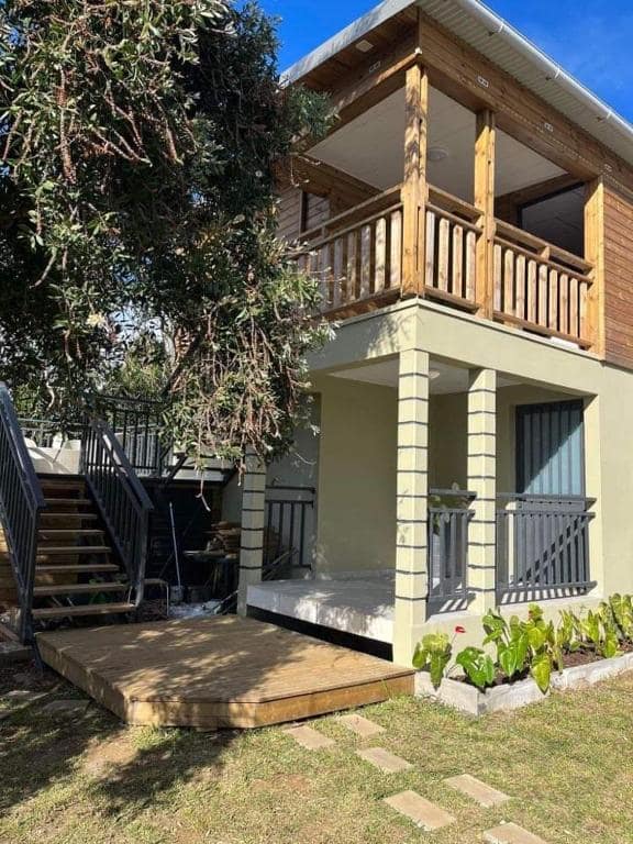 Lodge bois à deux niveaux vu depuis le jardin · © Villa Niagara avec Spa