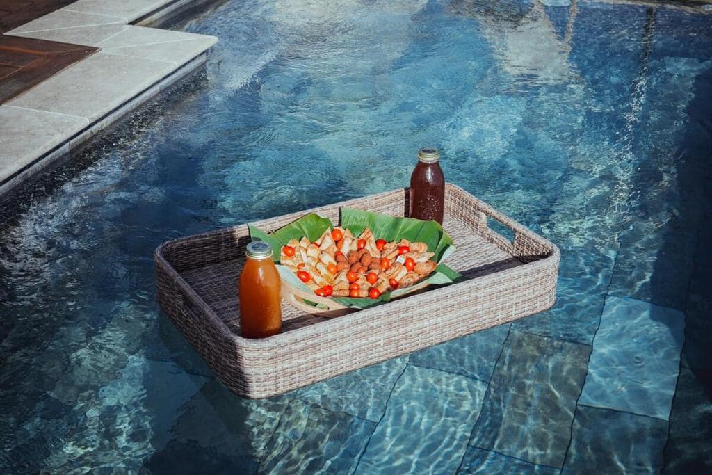 Plateau flottant de tapas et boissons posé sur la piscine · © Villa O Ptit Bonheur