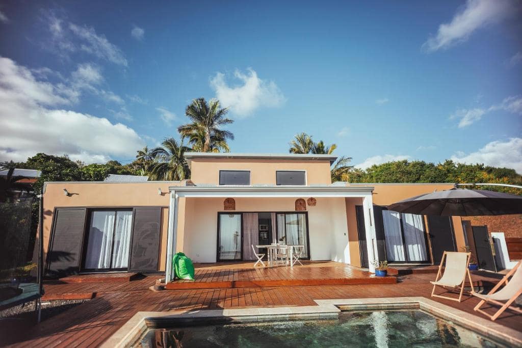 Villa avec terrasse bois et piscine face à l'océan · © Villa O Ptit Bonheur