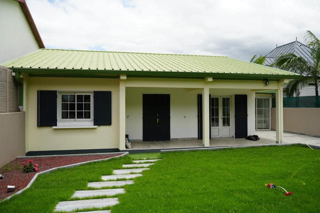 Villa au toit vert amande, varangue à colonnes · © Villa Orchidée