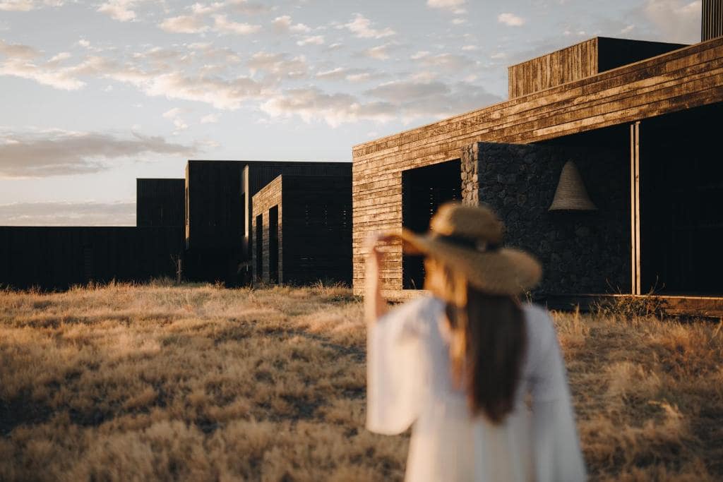 Les pavillons bois de l'hôtel, façade au coucher de soleil · © Wood Hôtel & Spa