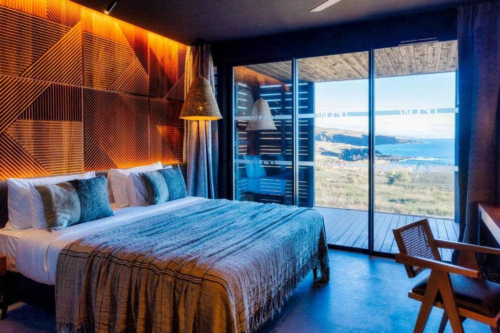 Chambre design vue mer sur la Souris Chaude · © Wood Hôtel & Spa