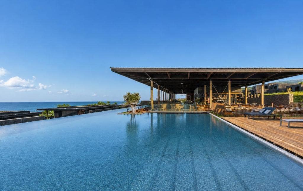 Piscine centrale et restaurant, vue lagon · © Wood Hôtel & Spa