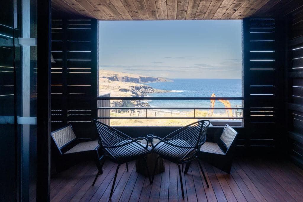 Balcon avec vue sur les falaises · © Wood Hôtel & Spa